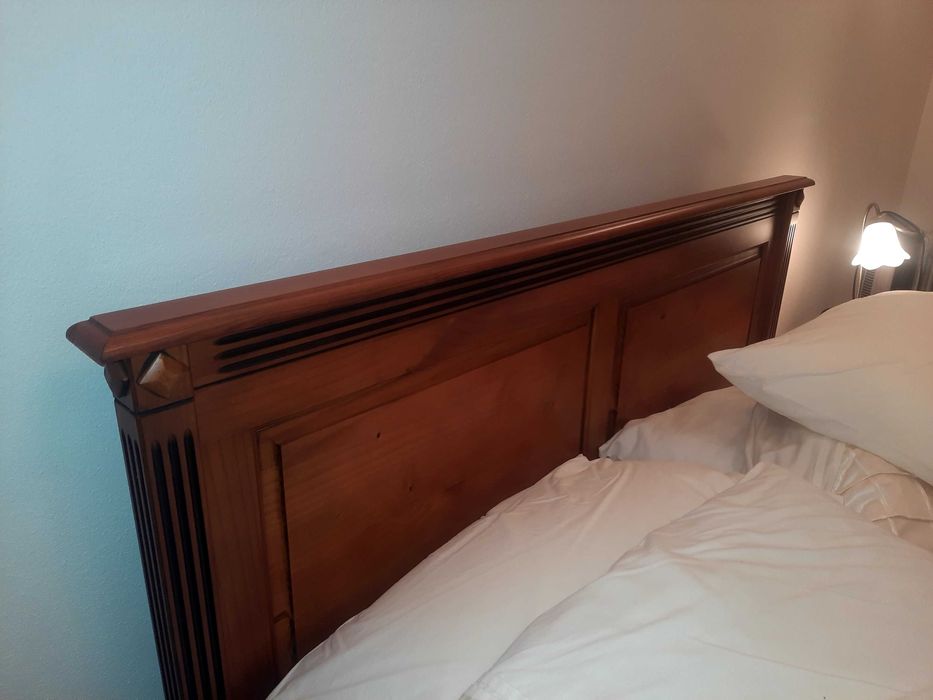 Cama, colchão, cabeceiras e cómoda