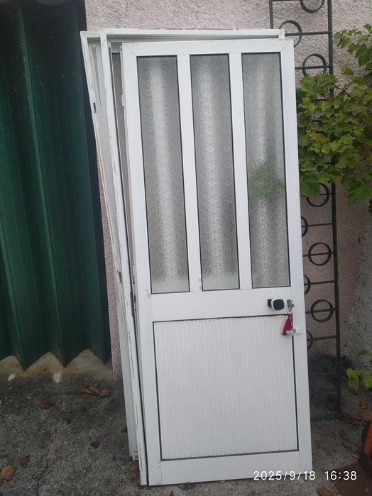 Vendo duas portas em bom estado uma esquerda e outra direita