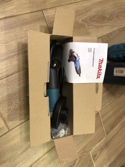 Кутова шліфмашина Makita 9553 HN