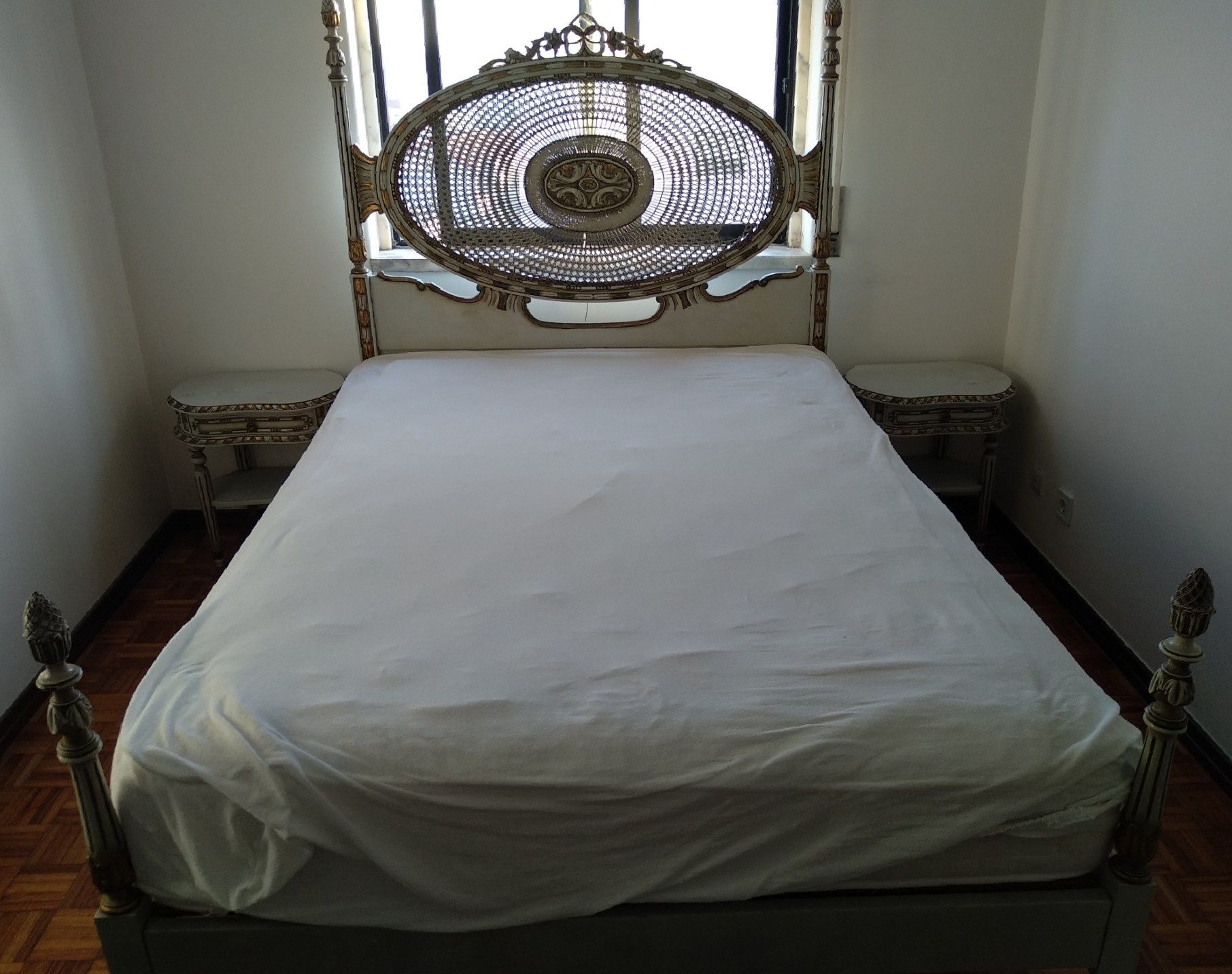 Cama em madeira trabalhada