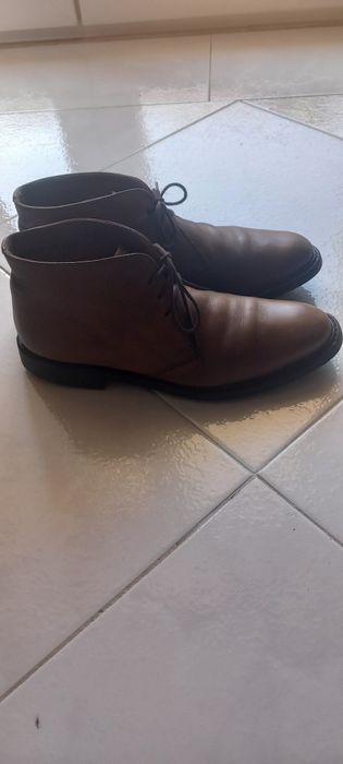 Botas de homem em pele