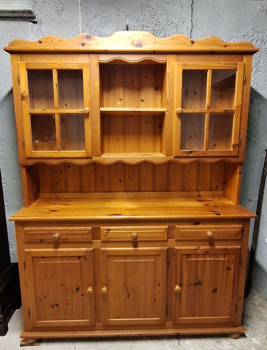 Klasyczny kredens kuchenny dania