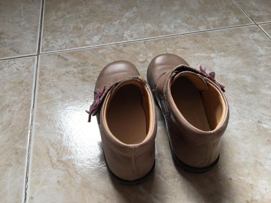 Sapato Menina nº 28 pele beje muito bonito