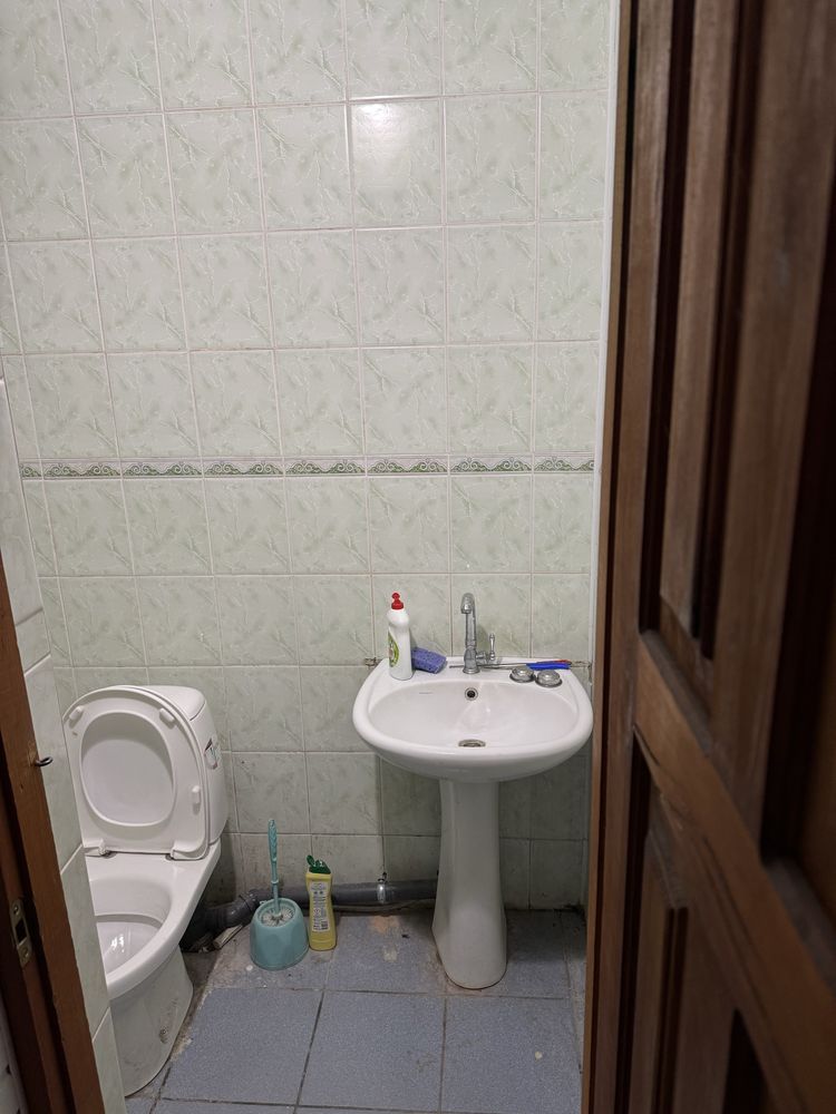 Здається приміщення з подвірʼям
