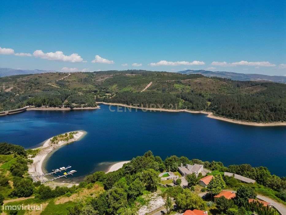 Casa T4 com Garagem Piscina e Jacuzzi junto ao Rio na zona do Gerês