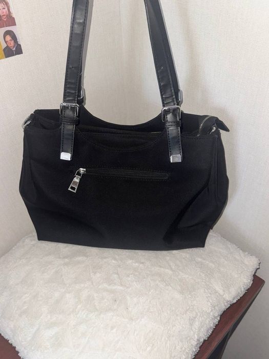 Велика чорна містка сумка