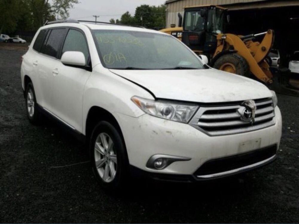 Toyota Highlander 2008 - 2022 года Бампер в сборе с РАЗБОРКИ/НАЛИЧИЕ.