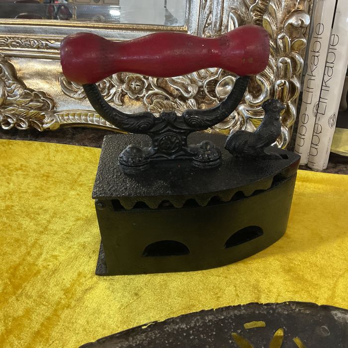 Ferro engomar antigo