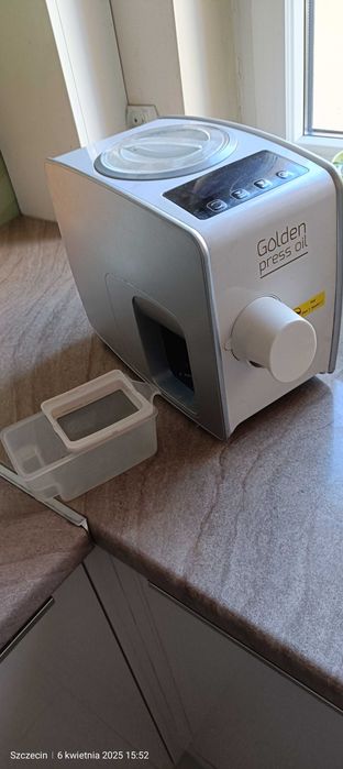 Wyciskarka oleju z nasion roślin oleistych.