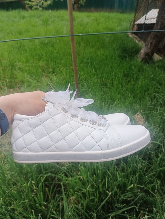 Продам білі шкіряні кросівки кеди