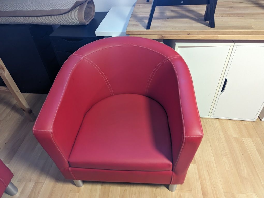 Czerwony fotel i kanapa dwuosobowa