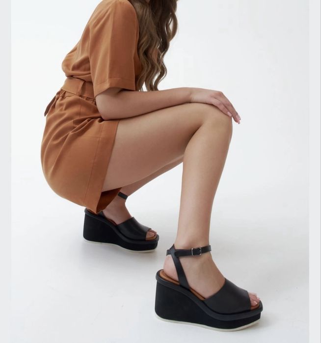 Босоніжки шкіряні Estro