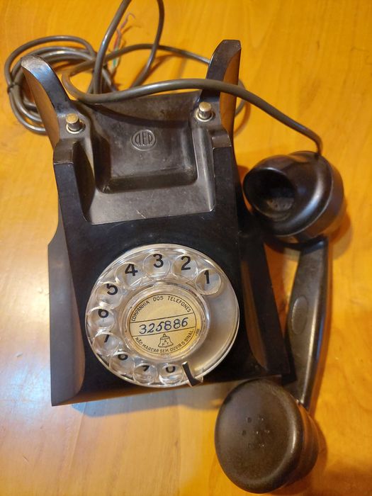 Telefone fixo de final dos anos 50 sec. 20. Baquelite preto. AEP 332