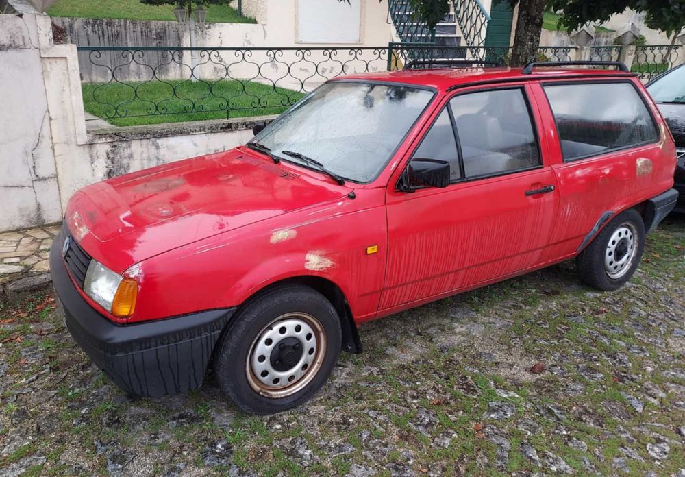 Vendo Volkswagen Polo vermelho, de 1991, com caixa manual e 3 portas.