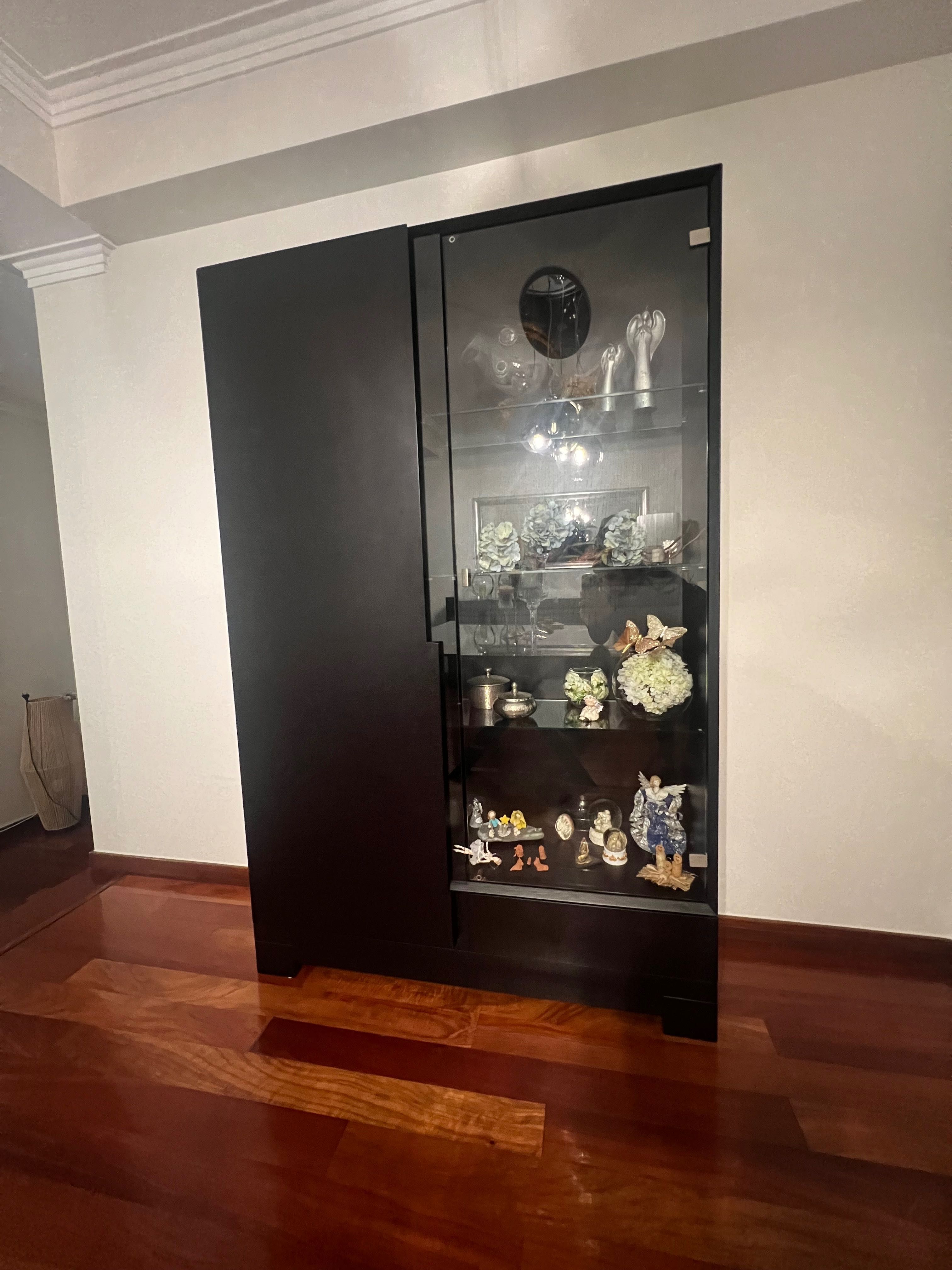 Vitrine em vidro e madeira