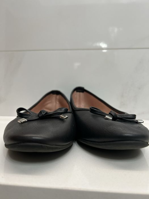 Skórzane, czarne baleriny z kokardką Kazar