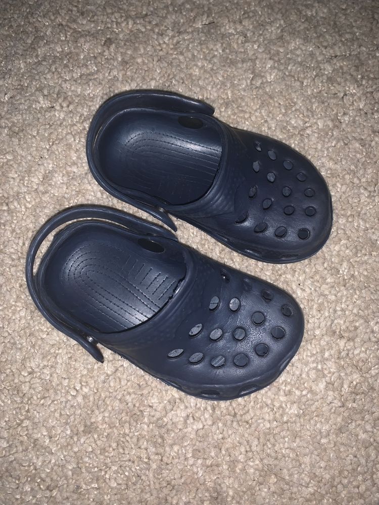 Crocs azuis escuras 20