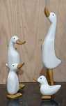 Conjunto de patos de madeira.