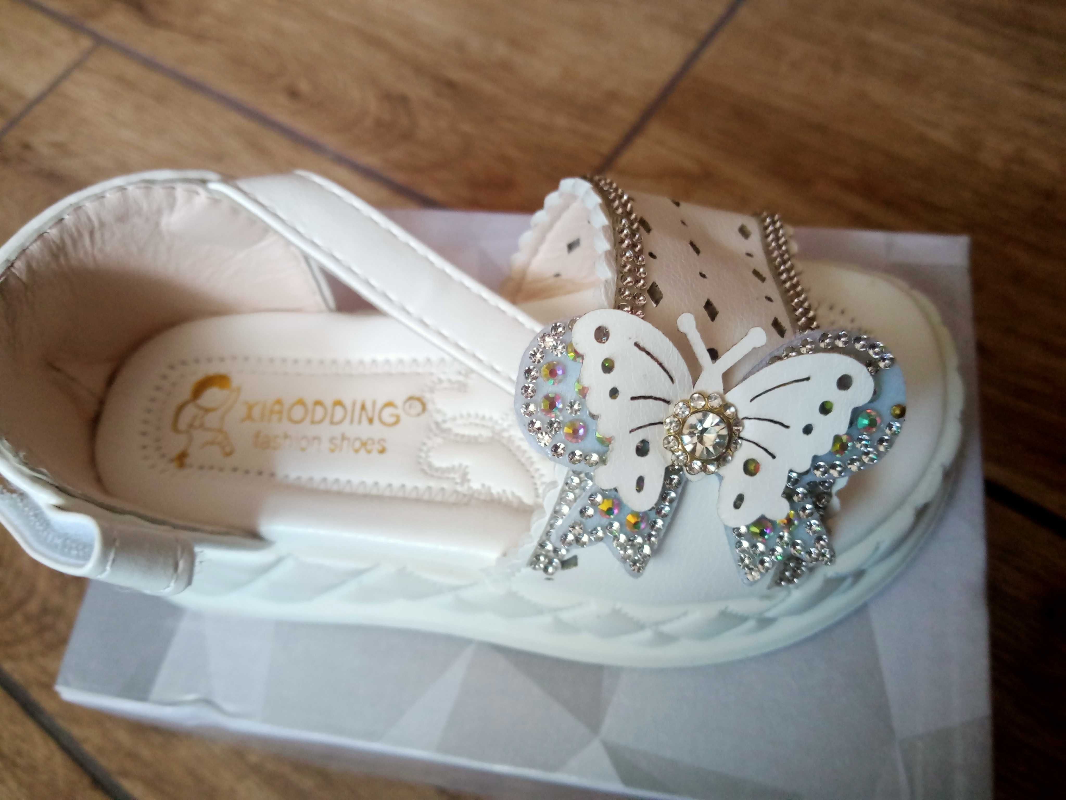 Sandałki dla dziewczynki motylek z cyrkoniami 22 białe
