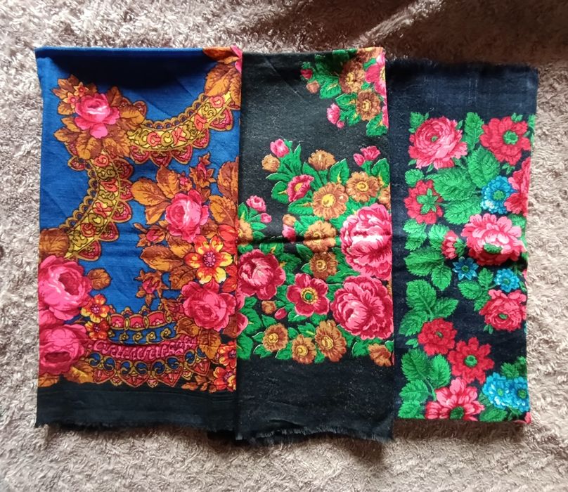 Хустки вовняні різних розмірів вживані