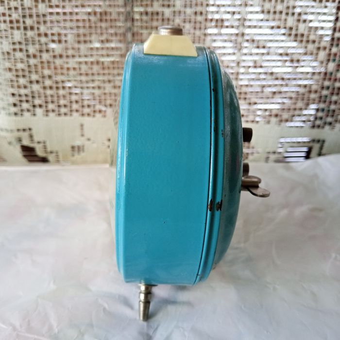 Янтарь 4 камня механические часы, будильник ссср