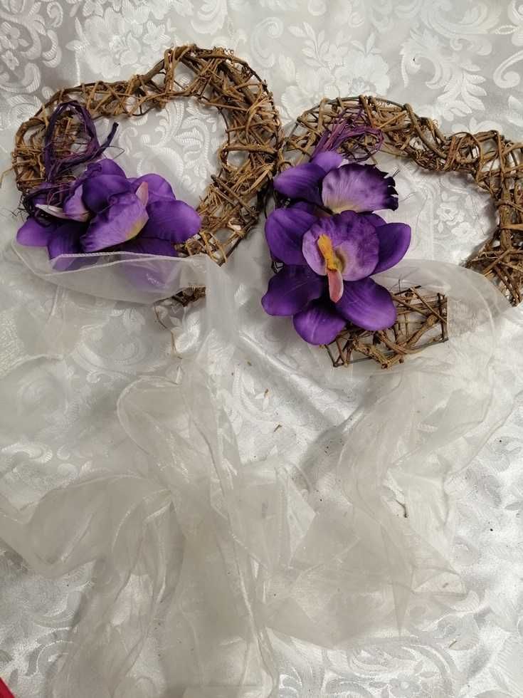 Dwie dekoracje weselne serca kwiaty i organtyna. Drewno i metal.