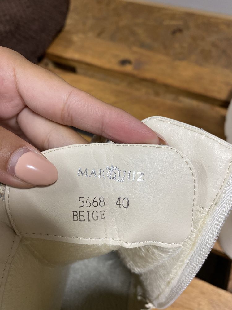 Botas beges, como novas.