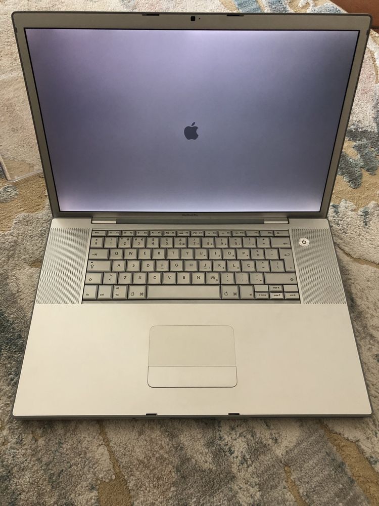 Macbook pro 17” TROCO POR IPHONE 11 PRO