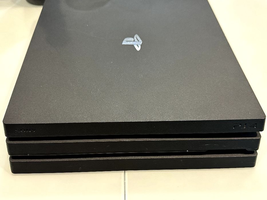 PlayStation 4 pro. В хорошем состояние в комплекте два джостика.