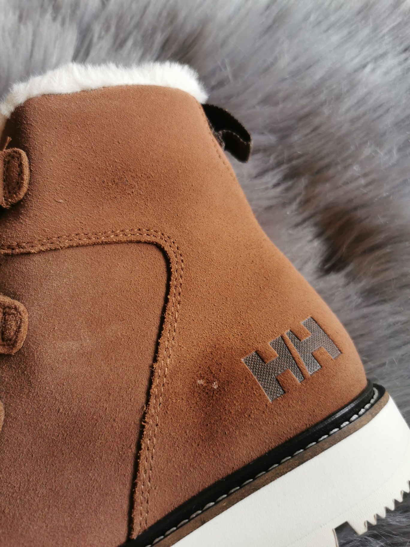 Damskie buty Alma są wykonane z wodoodpornego zamszu Helly Hansen