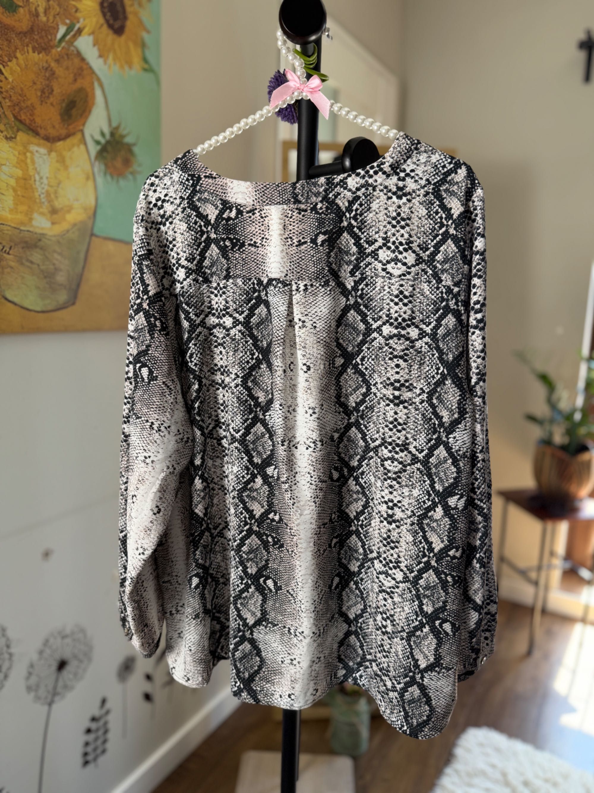 Zwiewna, wzorzysta bluzka w stylu animal print
