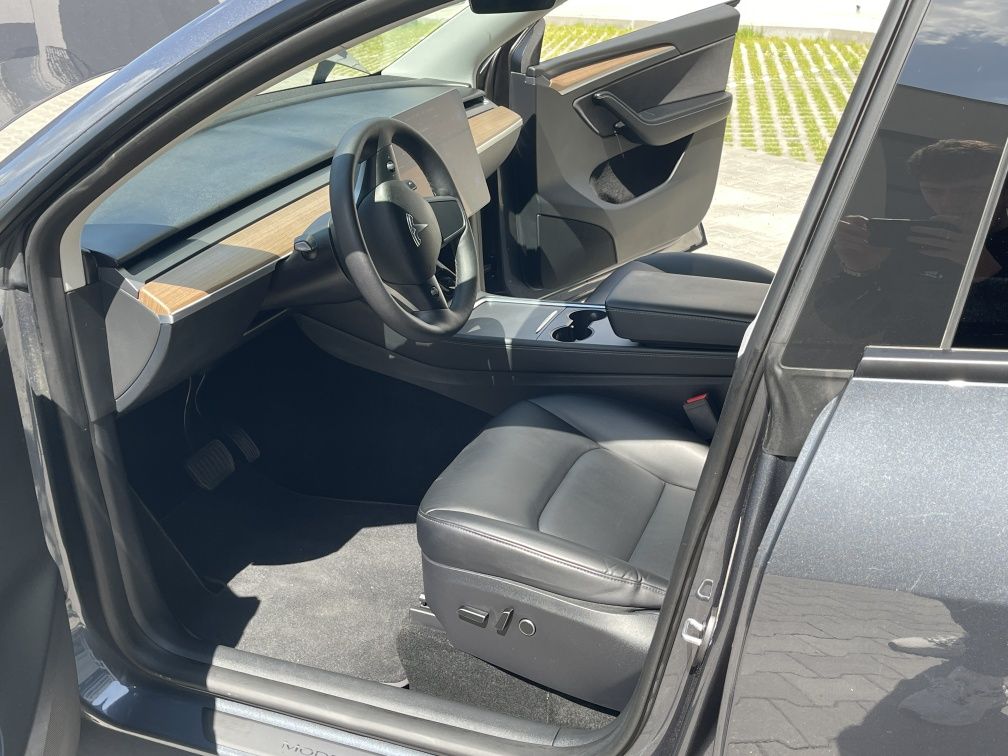 Tesla model Y 2023року