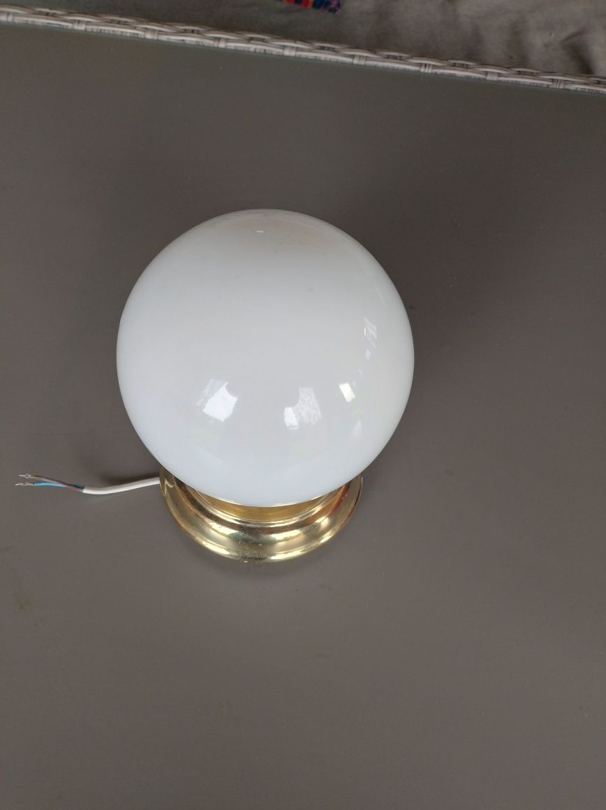 Lampa lampka  biała szklana kula 15cm złoto