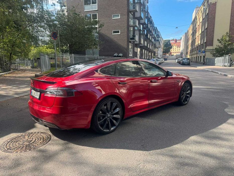 Tesla  S85 gratis ladowanie, autopilot