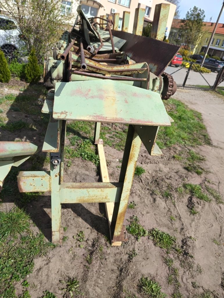 Podajnik kłód wzdłużny rolkowy do traka korowarki obtaczarki