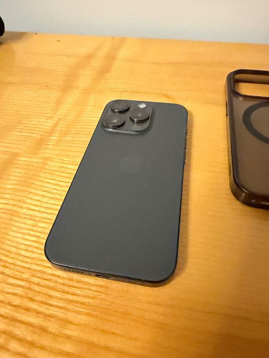 Iphone 15 pro black titanium 256GB 85% z oryginalnym etui apple