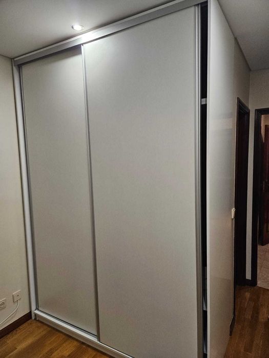 Roupeiro branco em excelente estado