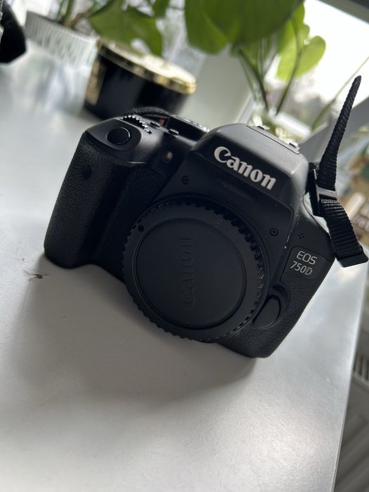 Aparat Canon 750D + obiektyw 75-300 mm + dodatki