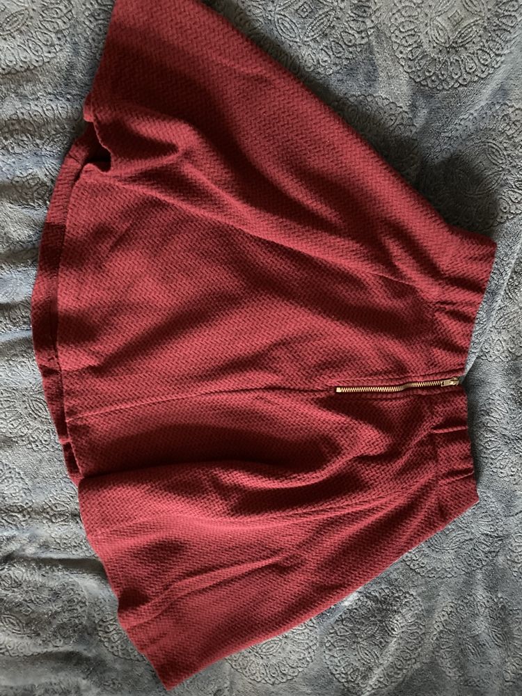 Bordowa spódnica z tłoczonego materiału