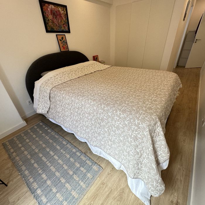 Cabeceira de cama e estrado de cama com arrumacao