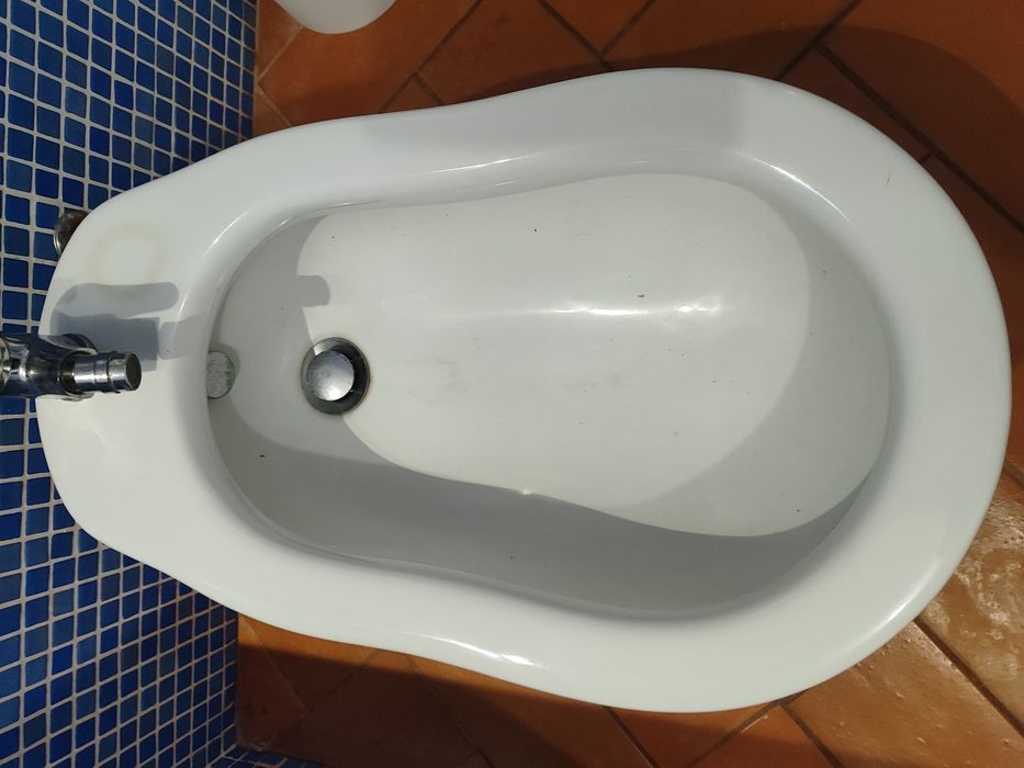 Sanita completa e bidé da marca Valadares.