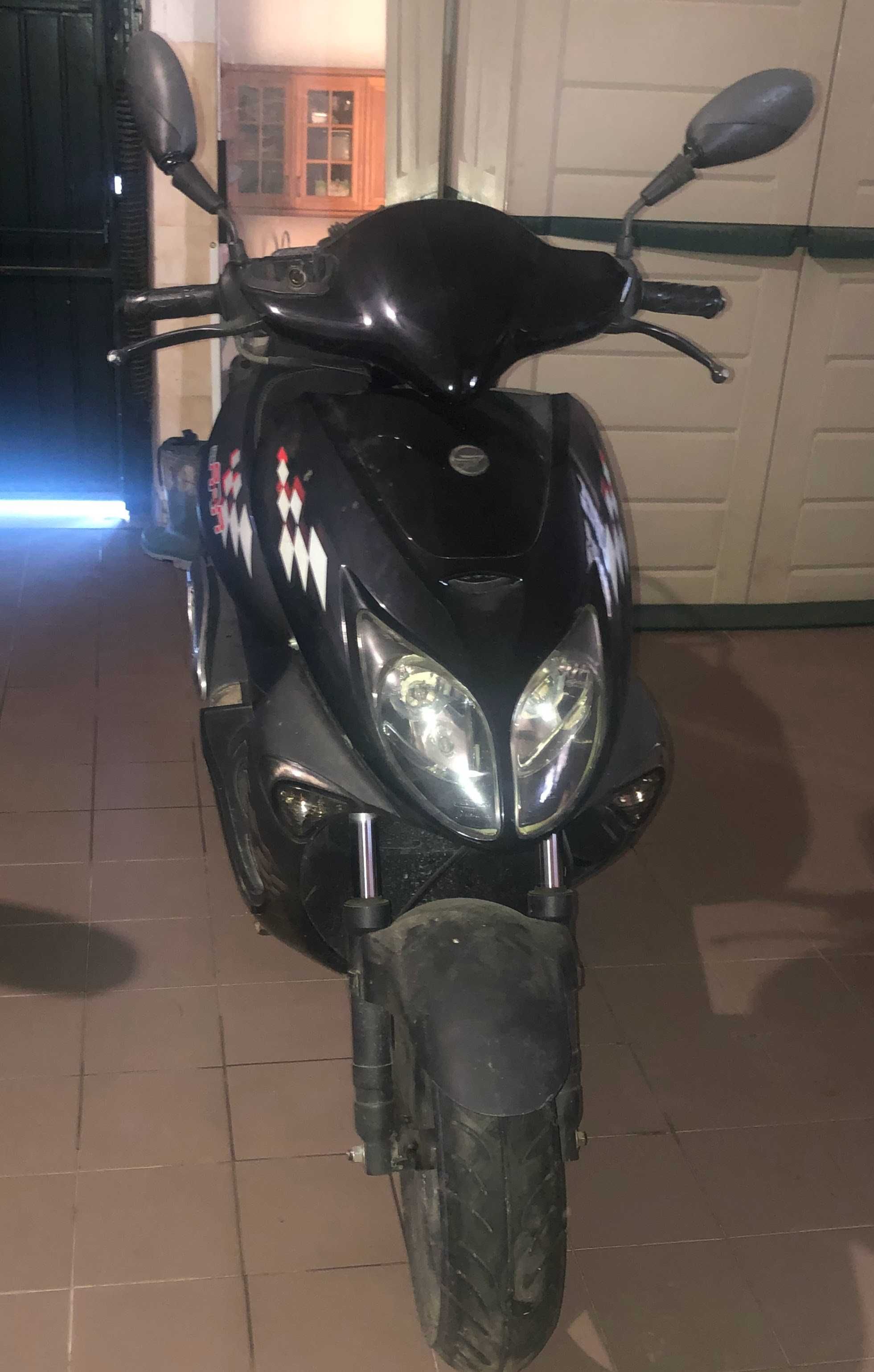Mota 125 Keeway, pouco uso e de garagem