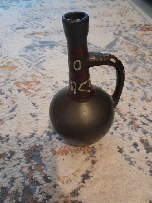 Gruziński wazonik gliniany