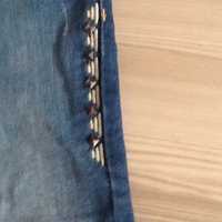 Продаются джинсы для девочки, по бёдрам оформление заклепками