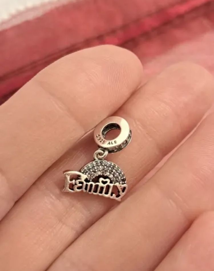 Charms srebro s925 napis Family i tęcza z cyrkoni