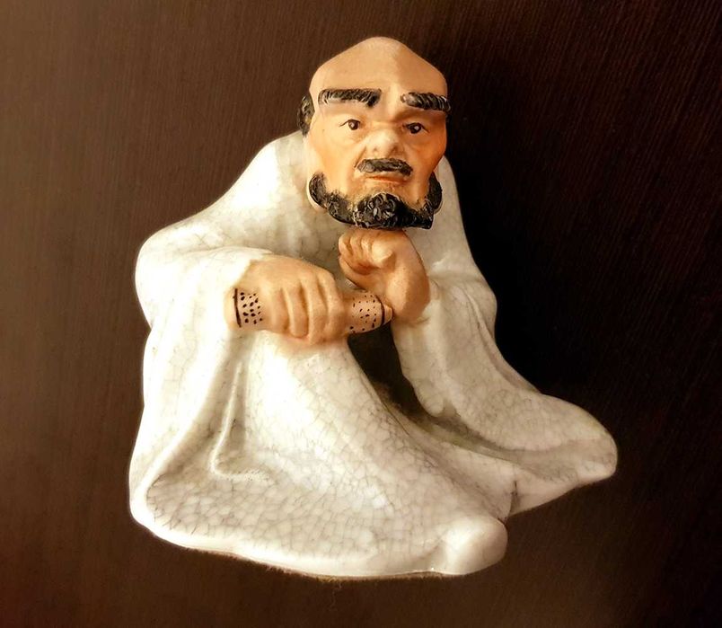 Estatueta louça "o filósofo" com base de feltro