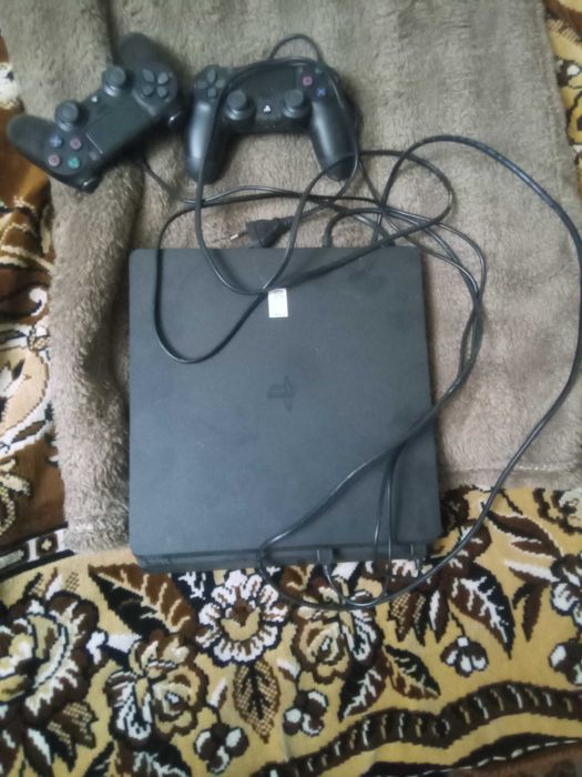 Ігрова консоль сони плестейшин 4 + 2 дискі з іграми в подарунок
