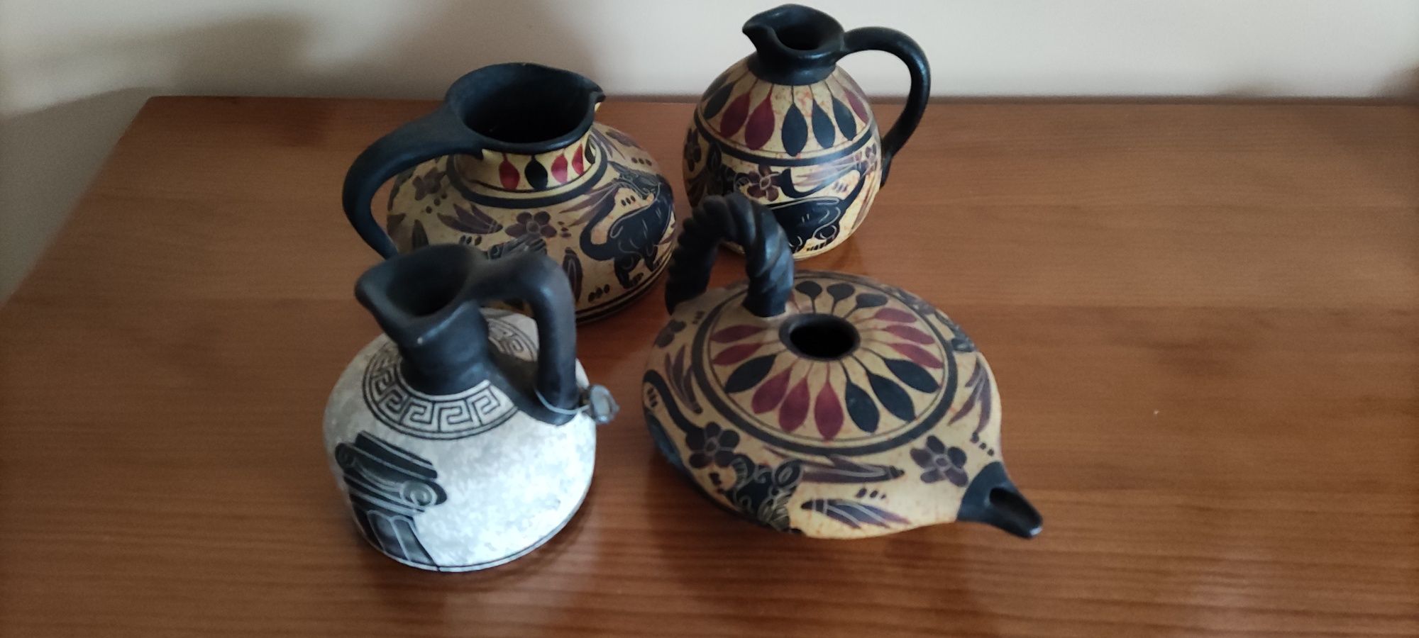 Peças da Grécia em cerâmica.