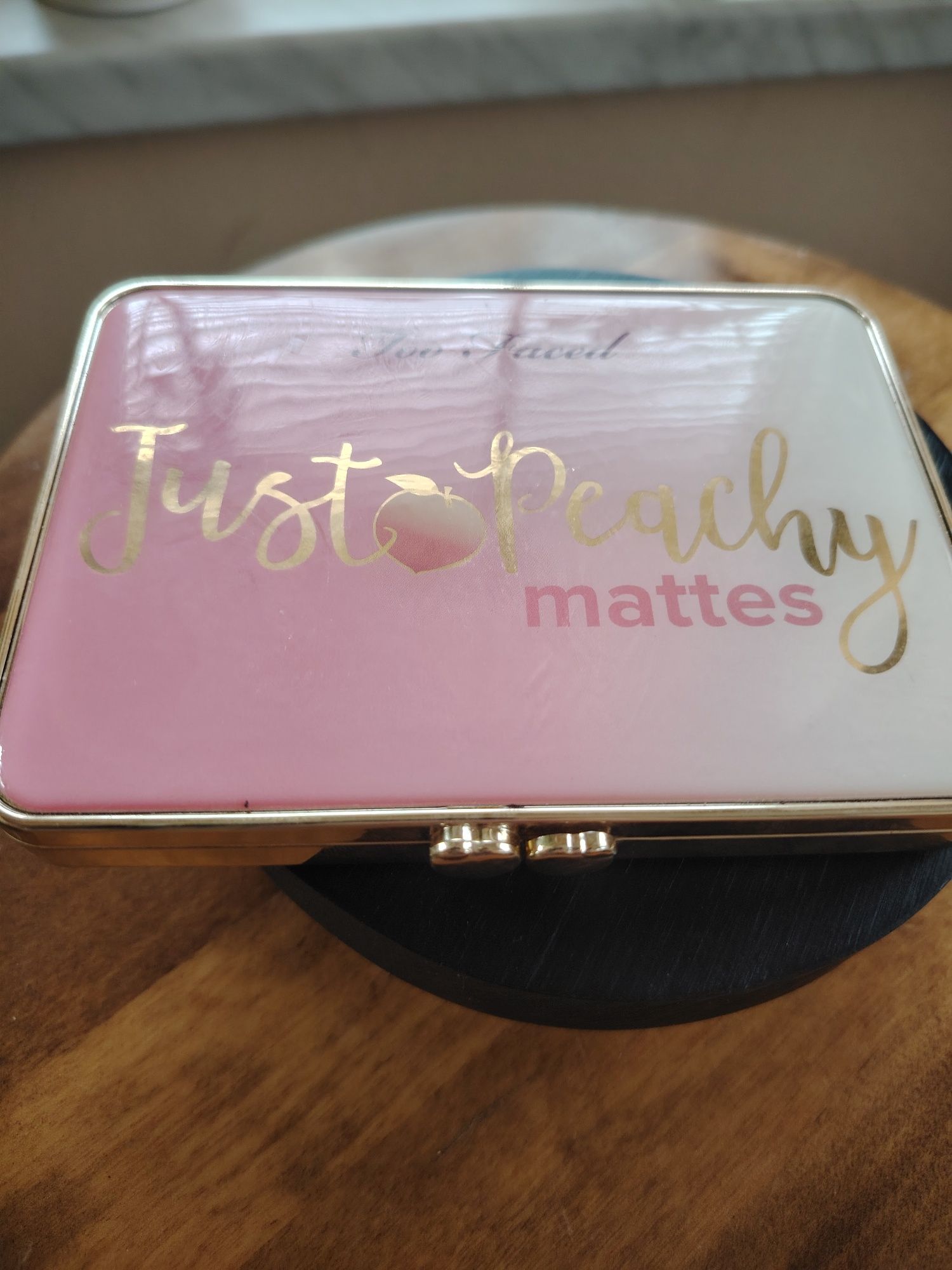 Too Faced paleta cieni do powiek Just Peach mattes