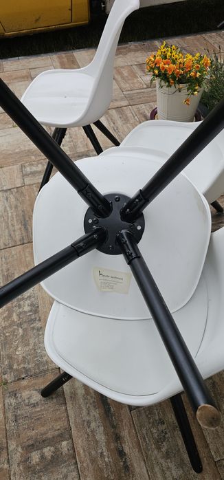 Krzesła białe plastikowe z czarnymi nogami modern 4 sztuki